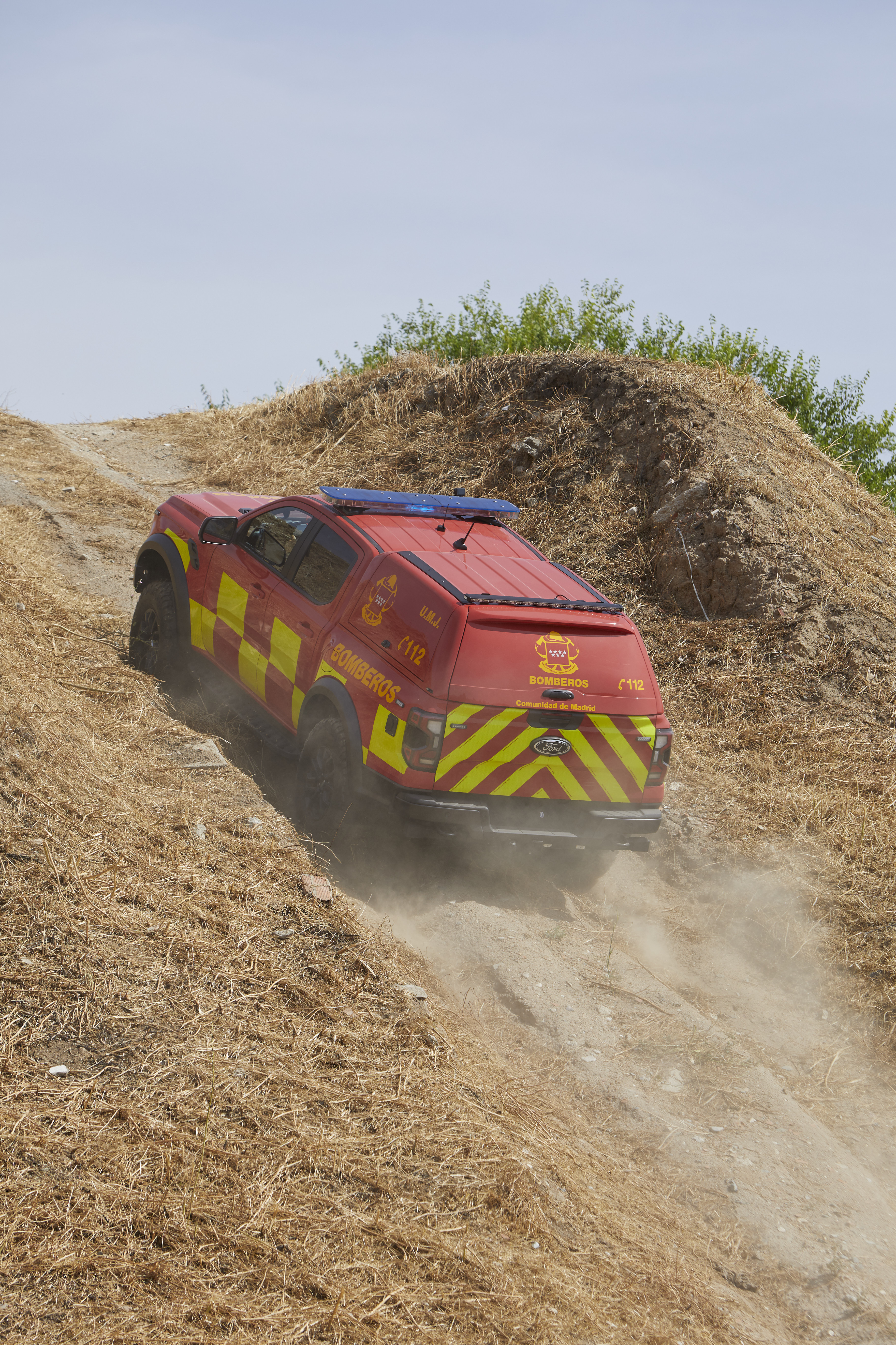 Sainz puts the Ranger Raptor through its paces demonstrating how to get the most out of the vehicle safely. LICENSE EXPIRES: In perp - LICENSE BY:Ford Europe LICENSE SCOPE: A - Earned editorial, press releases, press kits. C - All non-broadcast digital and online media, plus Retail and POS (showrooms, events etc). D - All print media (newspaper, magazine etc) REGION: Global COPYRIGHT AND IMAGE RIGHTS: This content is solely for editorial use and for providing individual users with information. Any storage in databases, or any distribution to third parties within the scope of commercial use, or for commercial use is permitted with written consent from Ford of Europe only.