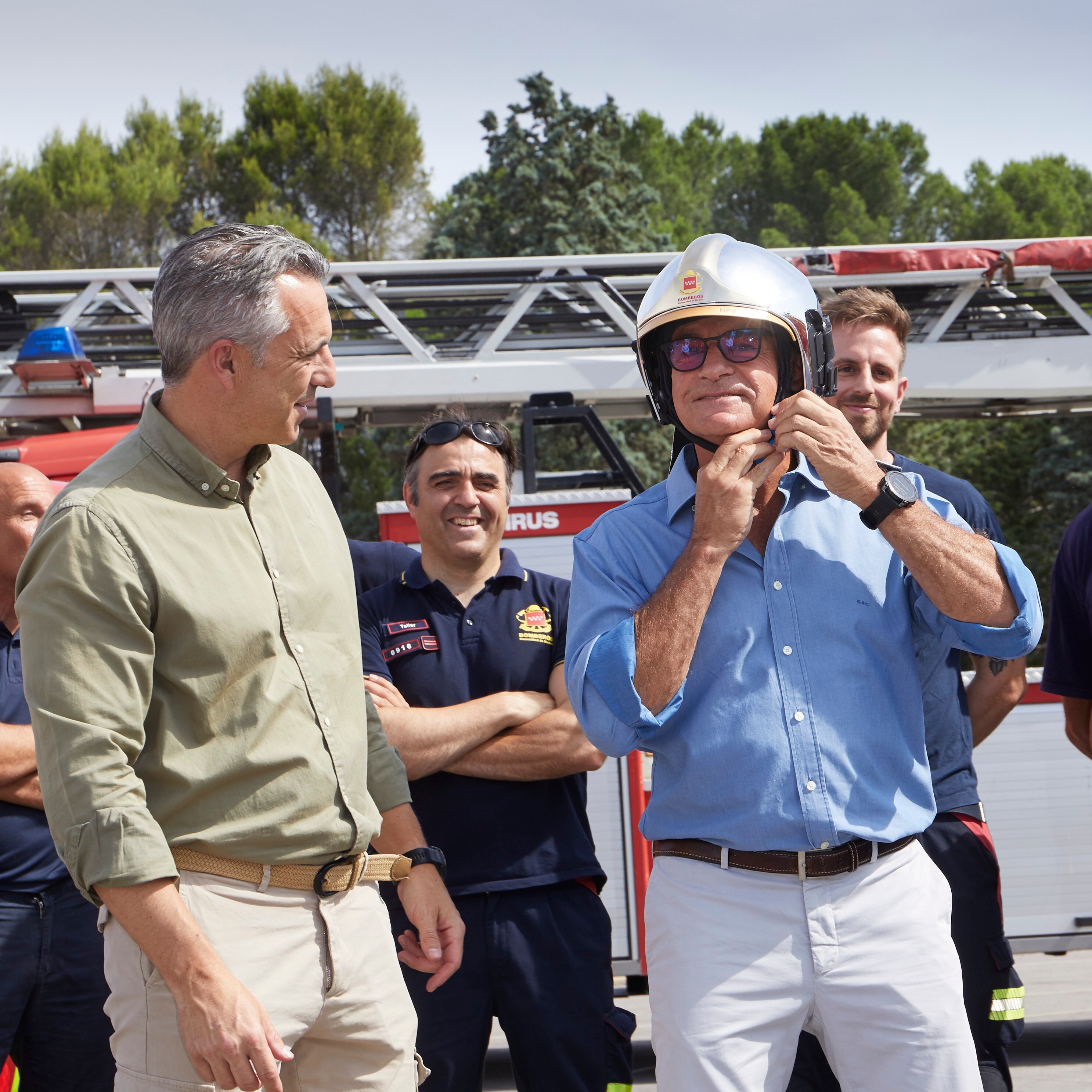 A moment of anticipation as rally ace Carlos Sainz prepares to share his driving expertise with the Madrid Fire Department