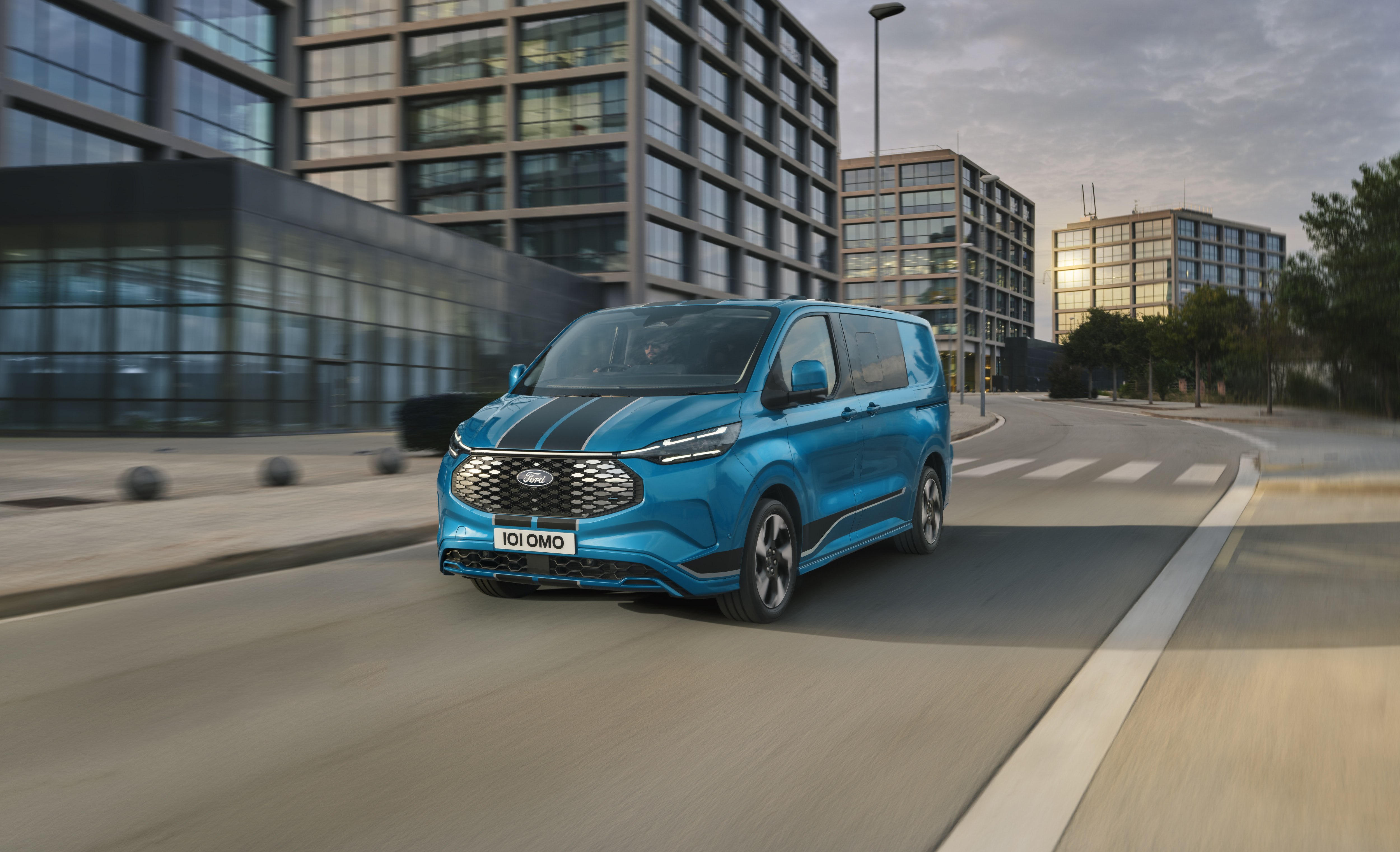 Ford Pro Delivery Assist technology automatically turns off the engine, closes windows, locks doors and activates hazard lights when delivery van drivers make stops  LICENSE EXPIRES: 10.02.2028 - LICENSE BY: Hogarth LICENSE SCOPE: A - Earned editorial, press releases, press kits. B - All non-broadcast digital and online media. REGION: EU COPYRIGHT AND IMAGE RIGHTS: This content is solely for editorial use and for providing individual users with information. Any storage in databases, or any distribution to third parties within the scope of commercial use, or for commercial use is permitted with written consent from Ford of Europe only.