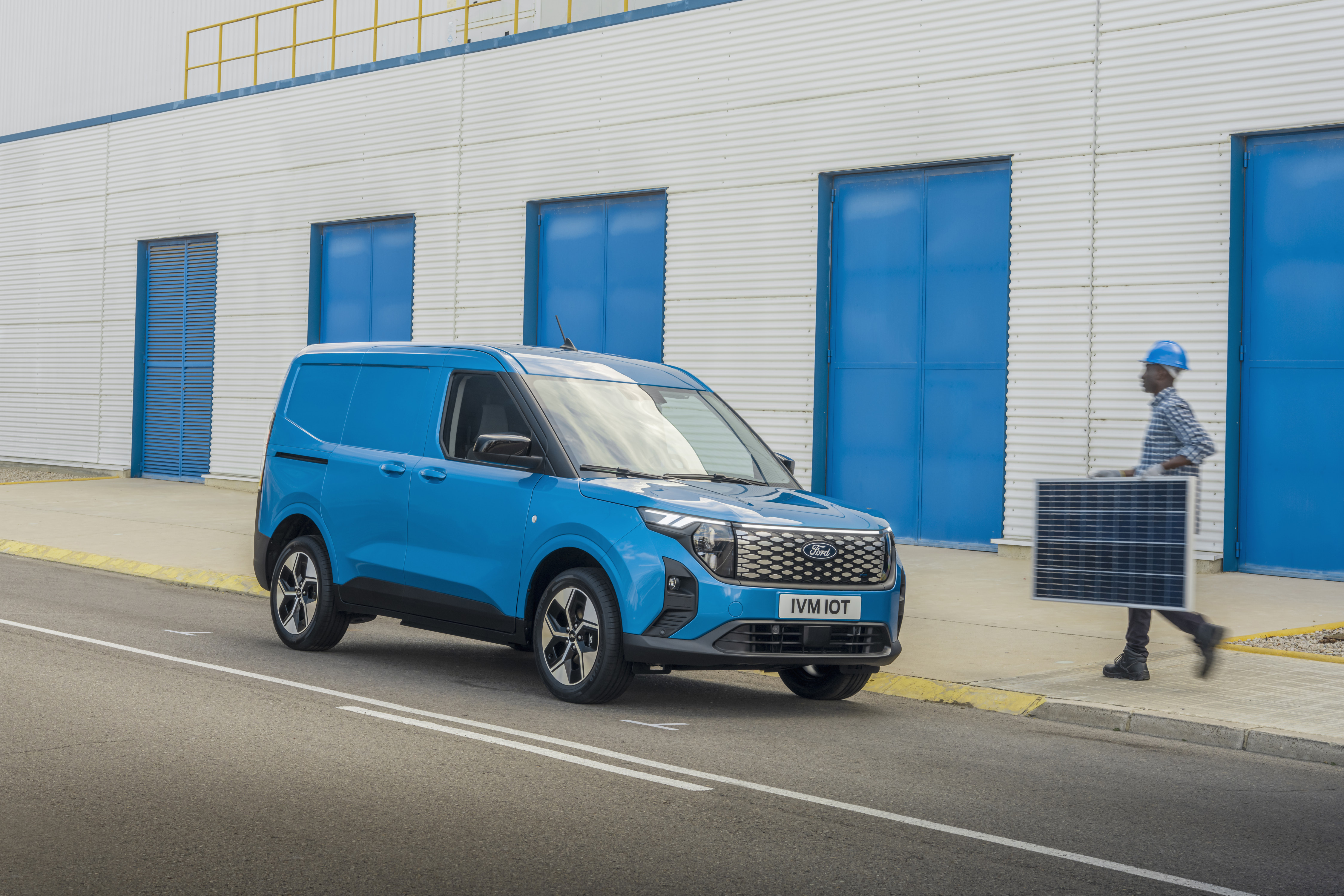 2026 Ford E-Transit Courier. License valid for earned editorial, press releases, press kits. All non-broadcast digital and online media. Region: Europe. Expires: April 6, 2026. This content is solely for editorial use and for providing individual users with information. Any storage in databases, or any distribution to third parties within the scope of commercial use, or for commercial use is permitted with written consent from Ford in Europe GmbH only.