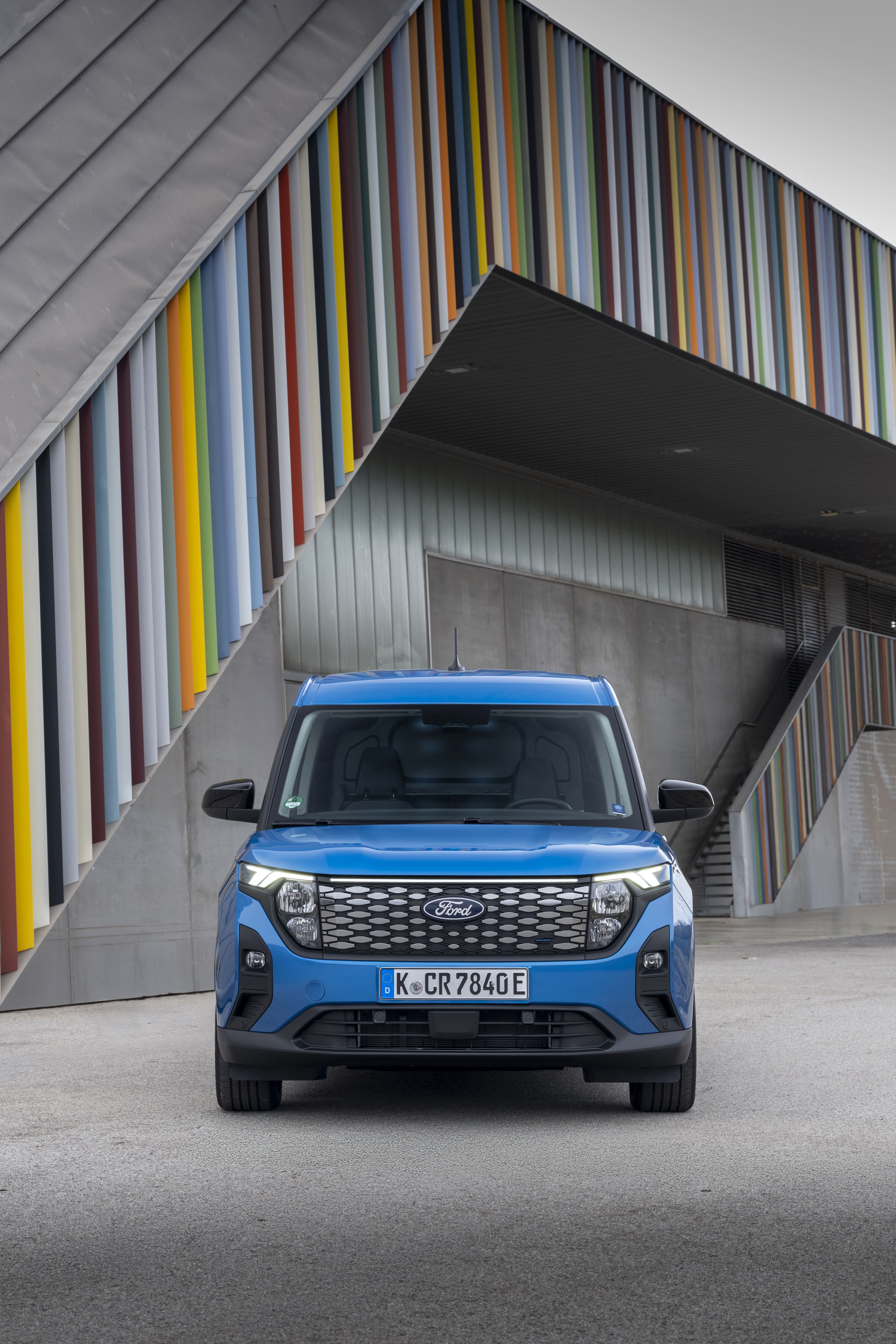 2026 Ford E-Transit Courier. License valid for earned editorial, press releases, press kits. All non-broadcast digital and online media. Region: Europe. Expires: March 24, 2028. This content is solely for editorial use and for providing individual users with information. Any storage in databases, or any distribution to third parties within the scope of commercial use, or for commercial use is permitted with written consent from Ford in Europe GmbH only.