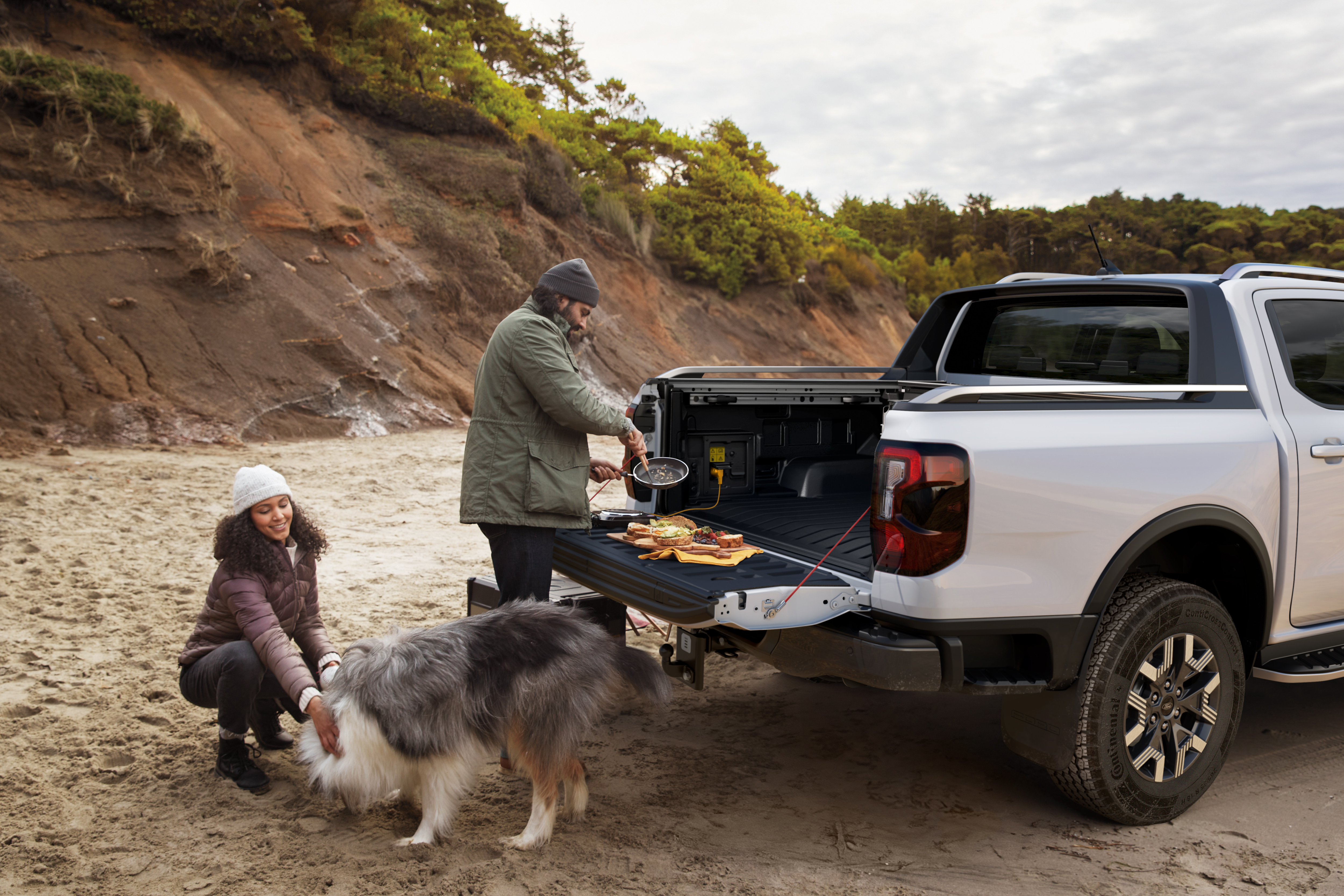 The Ford Ranger PHEV can be equipped with optional Pro Power Onboard providing 2.3 kW or 6.9 kW power to outlets in the load bed.