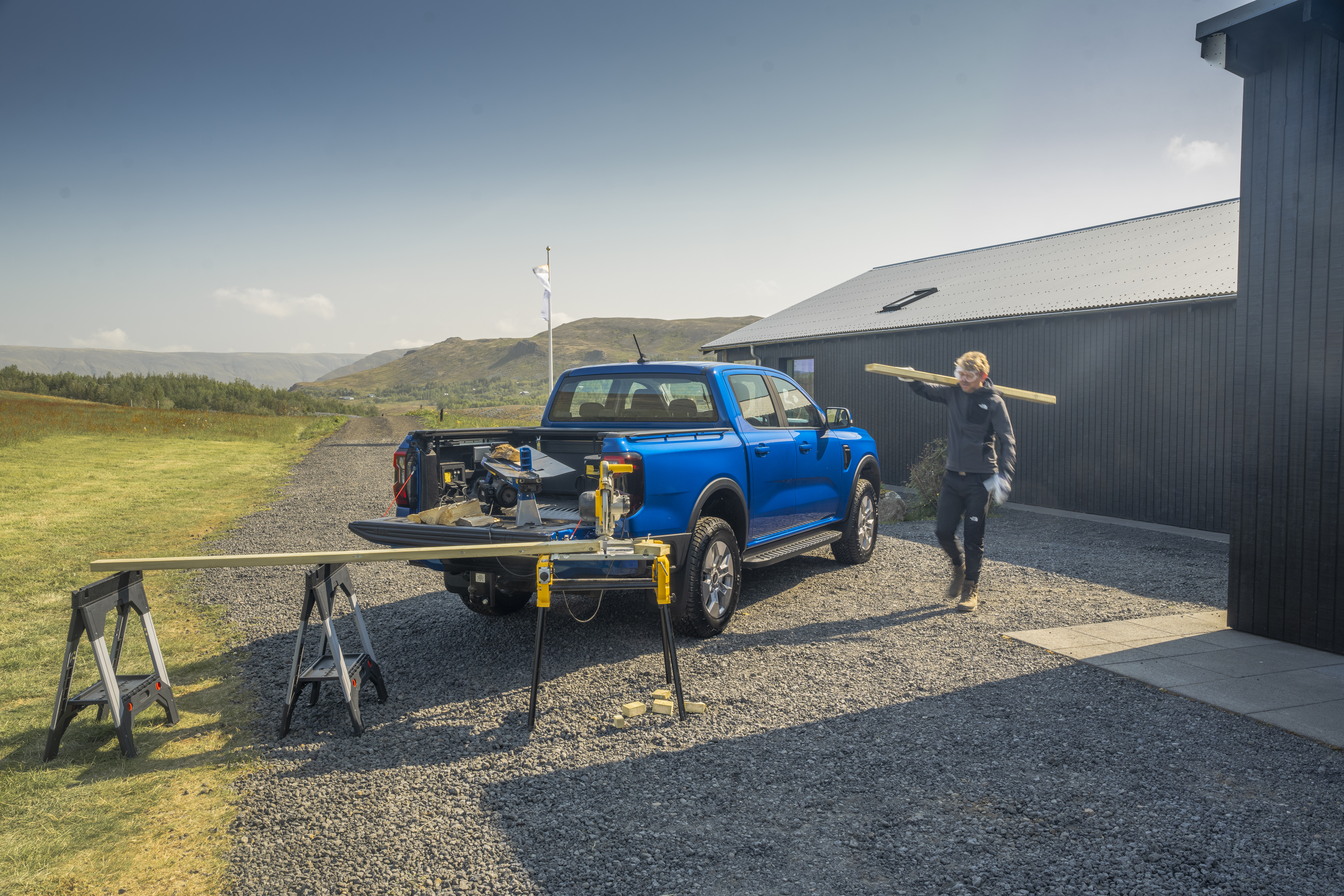 Ford Ranger PHEV Pro Power Onboard powers tools at a worksite. License valid for earned editorial, press releases, press kits. Region: Europe. This content is solely for editorial use and for providing individual users with information. Any storage in databases, or any distribution to third parties within the scope of commercial use, or for commercial use is permitted with written consent from Ford in Europe GmbH only.