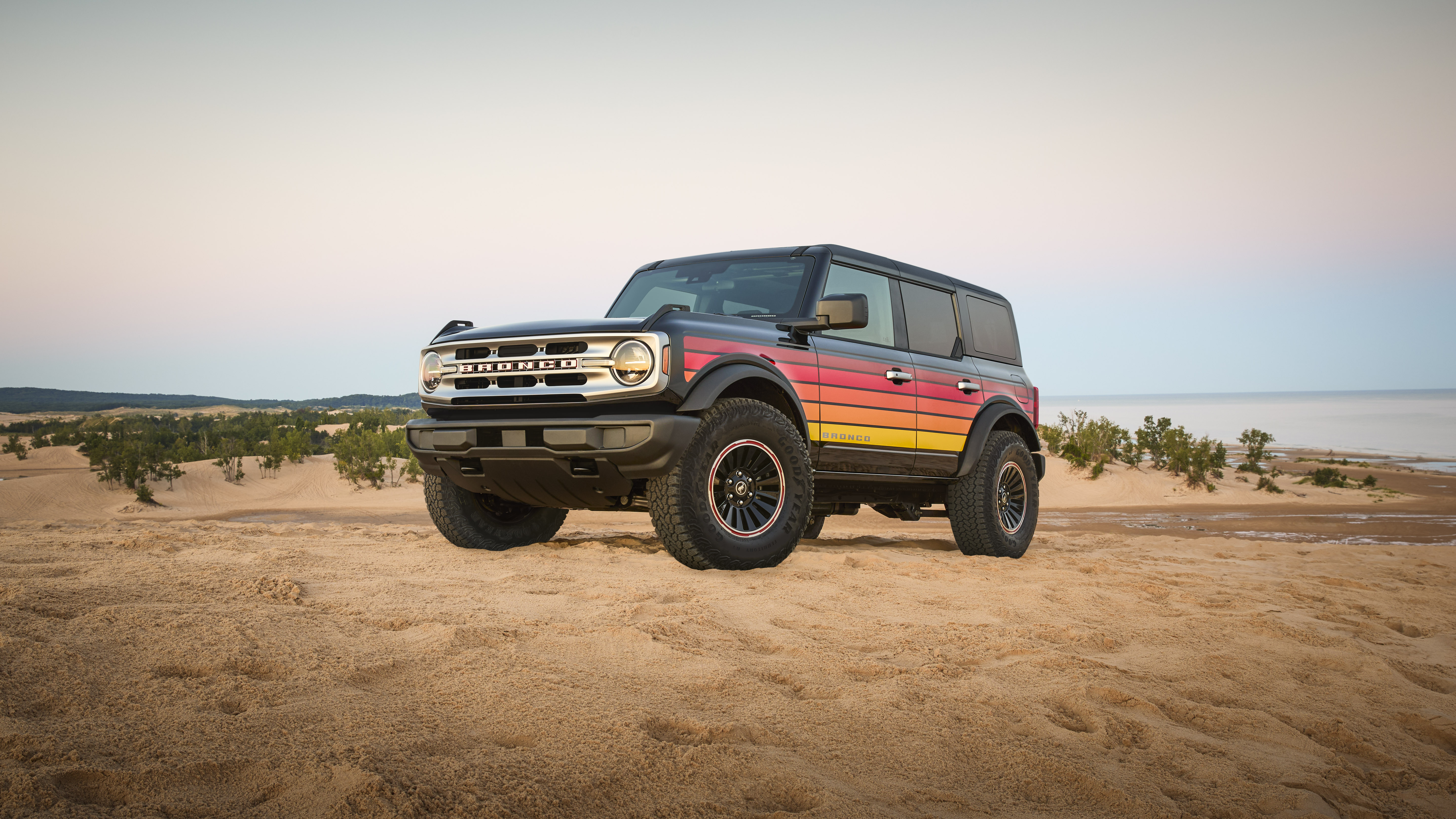 Preproduction 2025 Bronco Big Bend® with optional equipment, Free Wheeling Package, and simulated screen shown. Available Fall 2024.