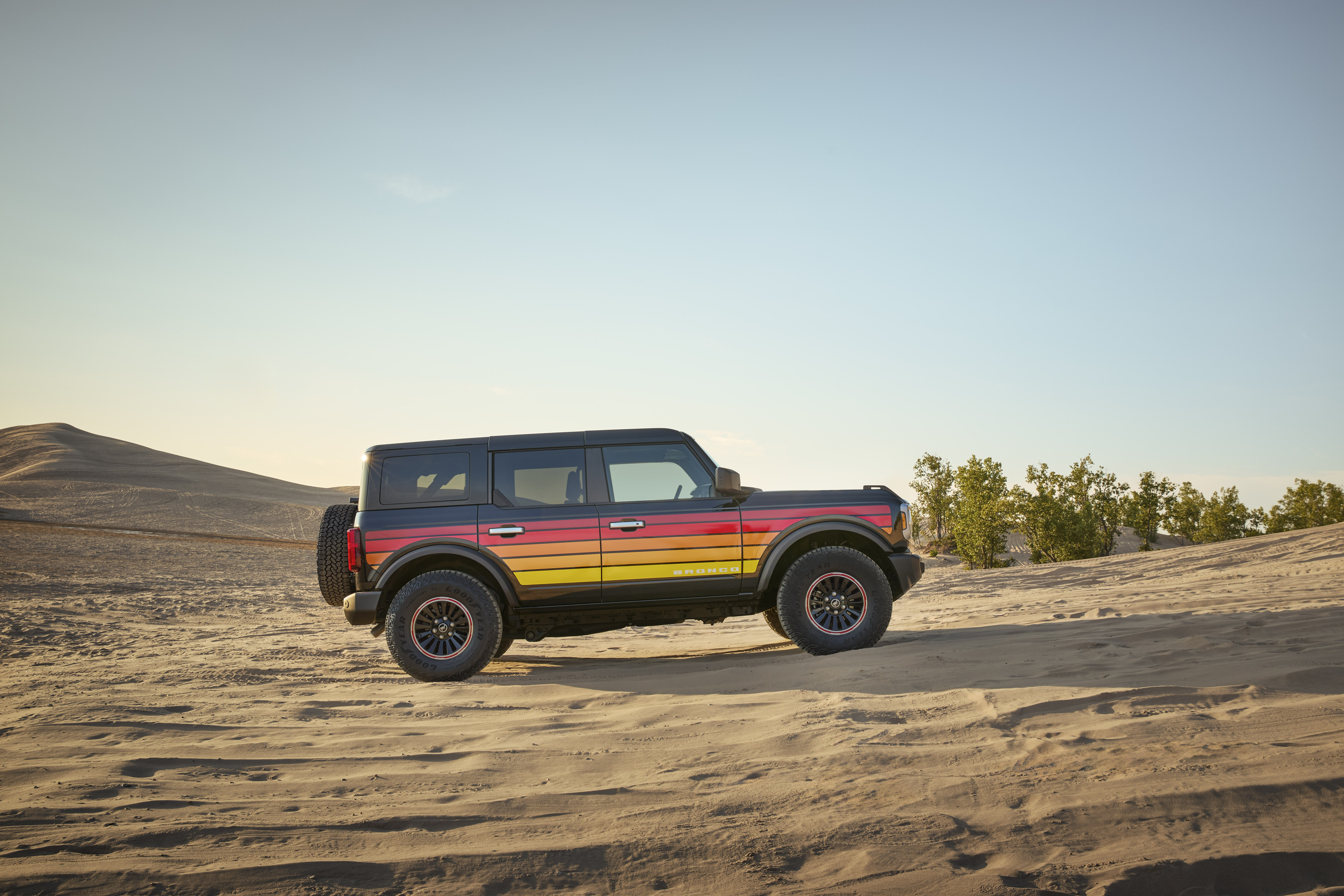 Preproduction 2025 Bronco Big Bend® with optional equipment, Free Wheeling Package, and simulated screen shown. Available Fall 2024.